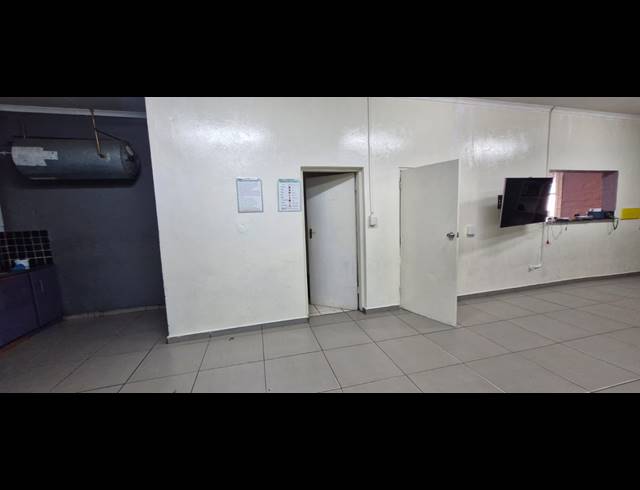 400M² BUILDING TO LET IN CITY & SUBURBAN